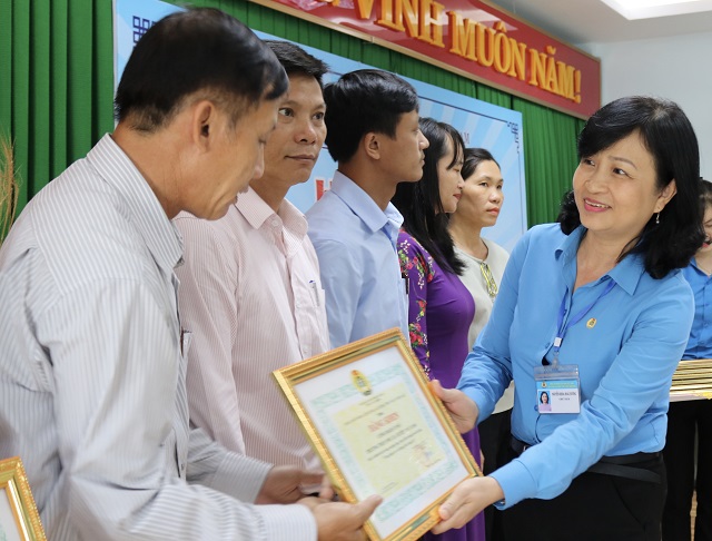 Khen thưởng các tập thể và cá nhân trong phong trào thi đua “Công đoàn cơ sở không khói thuốc lá”