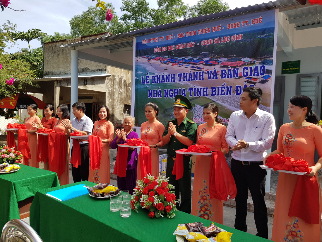 Bàn giao nhà “Nghĩa tình biển đảo” cho bà Lê Thị Chung