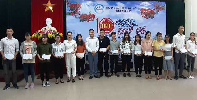 Trao 25 suất học bổng cho sinh viên có hoàn cảnh khó khăn