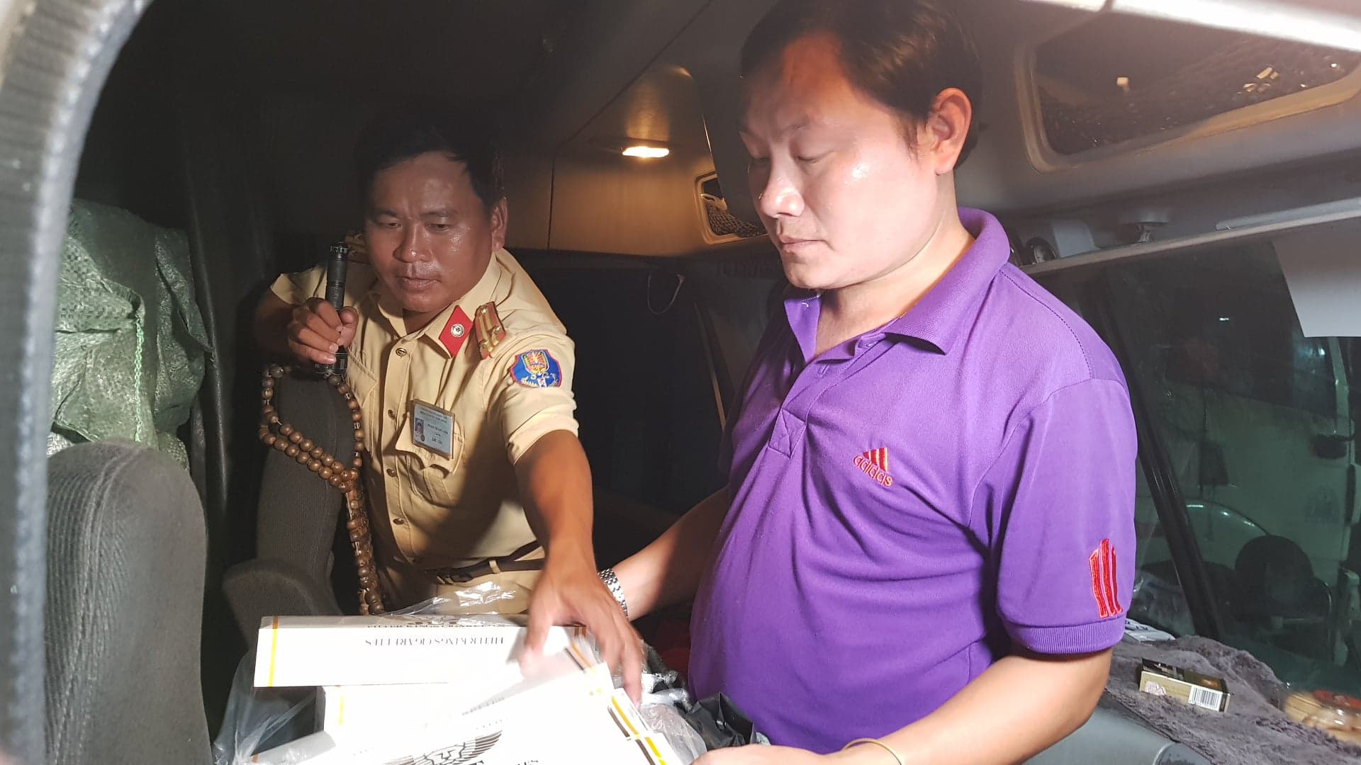 Bắt giữ 12 000 gói thuốc lá nhập ngoại trong container chở hàng điện tử