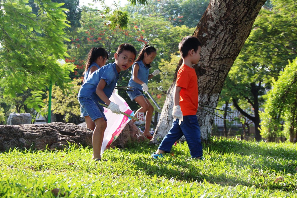 Children pick up trash, draw paintings to protect the environment