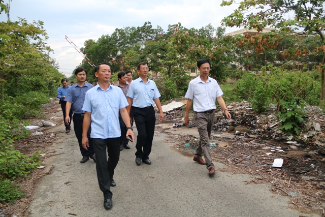 Xử lý, ngăn chặn tình trạng đổ rác thải ở khu quy hoạch ĐH Huế