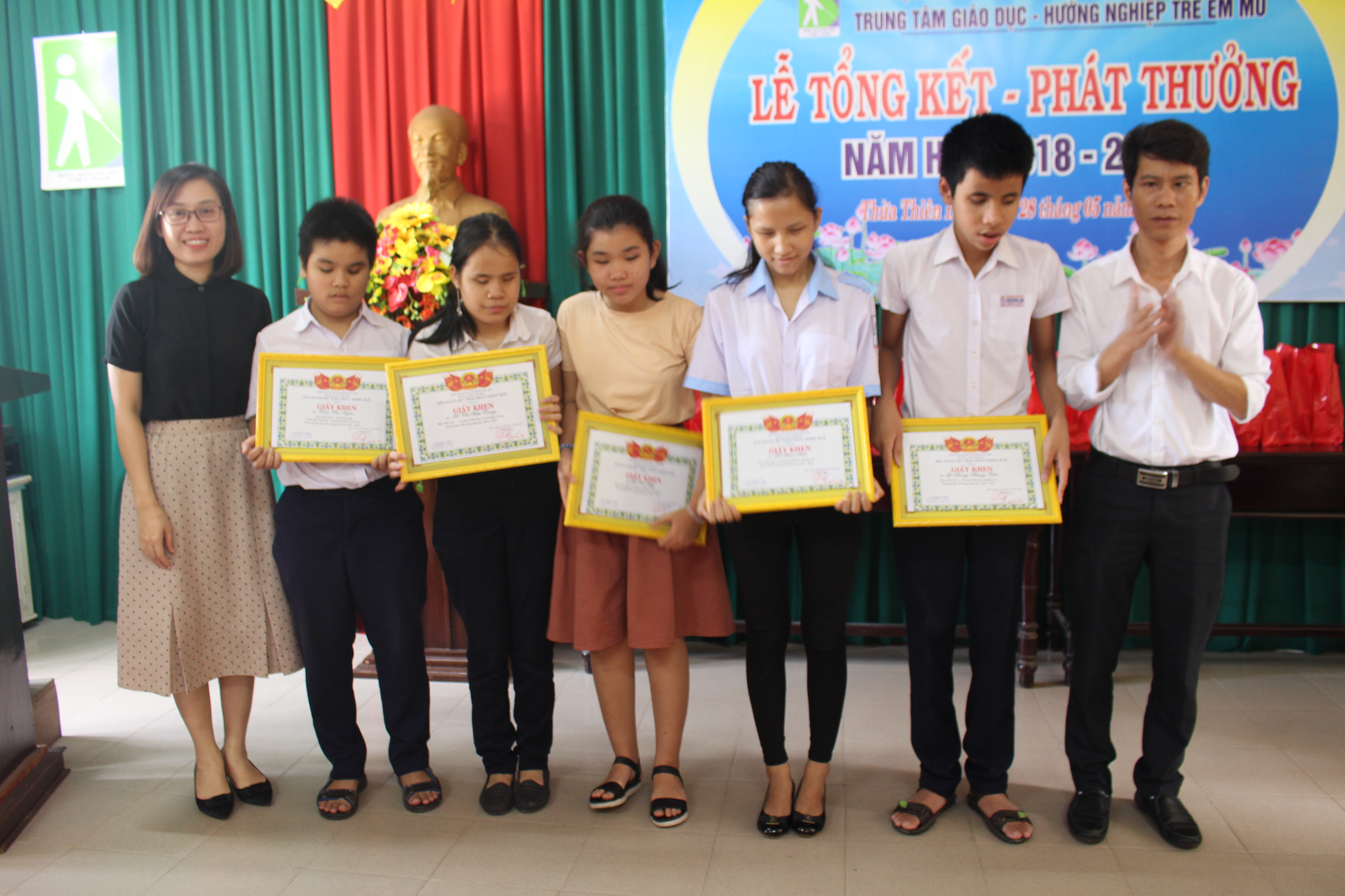 Tổng kết và phát thưởng năm học 2018 – 2019 cho học sinh mù