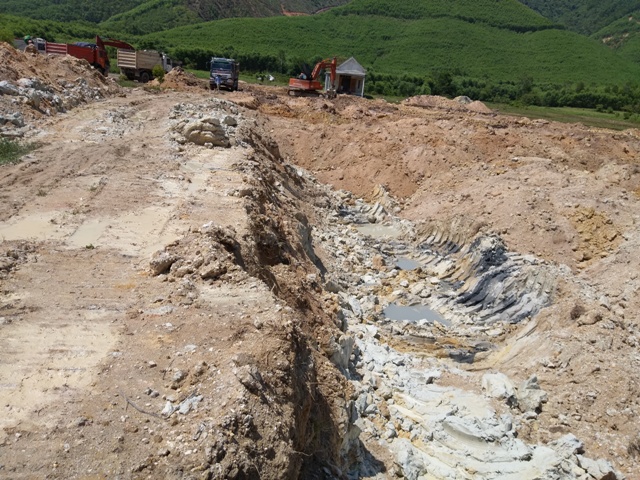 Người dân buộc chủ trang trại “ký quỹ” vì làm hỏng đường