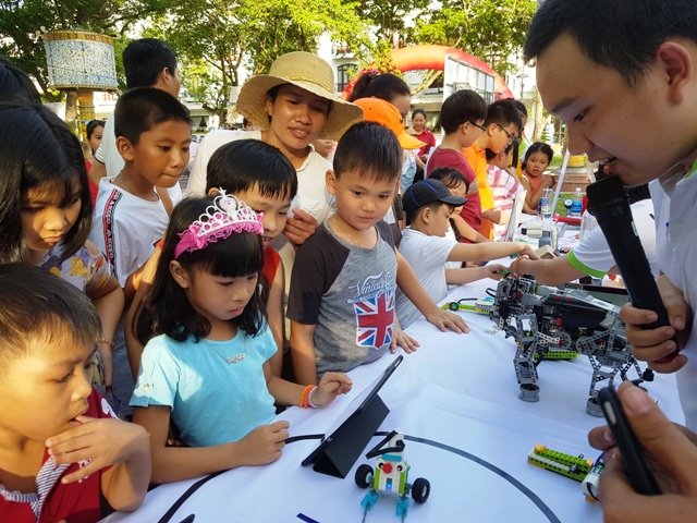 Hàng trăm em nhỏ tham gia ngày hội của bé