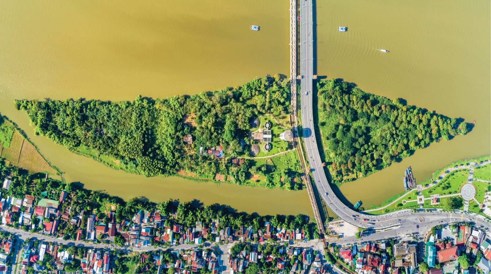 I pay tax to Hue with my heart