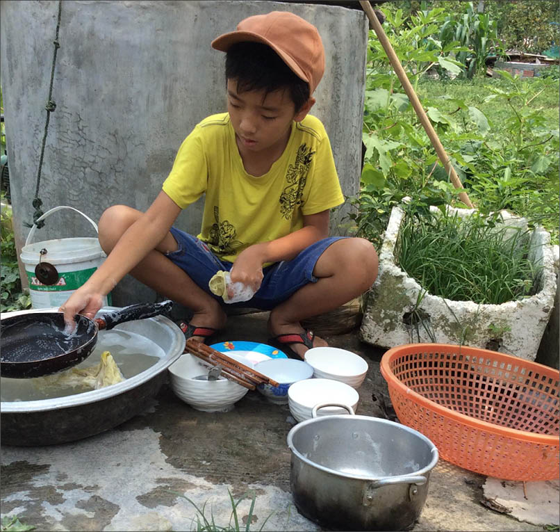 Thương cảnh “gà trống nuôi con”