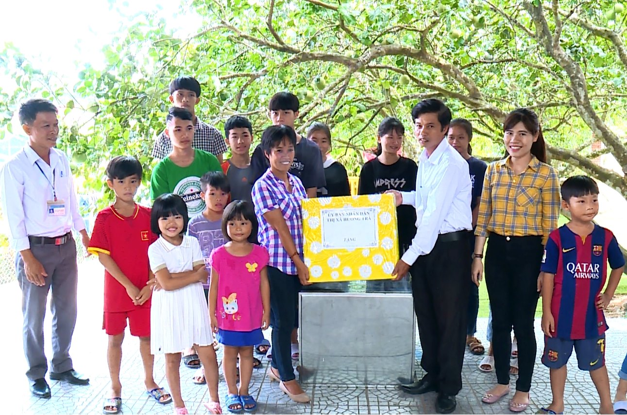 Hương Trà, Phong Điền Tặng quà cho các em thiếu nhi nhân ngày 1 6