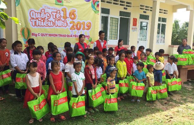 Trao 3 700 phần quà cho trẻ em có hoàn cảnh khó khăn