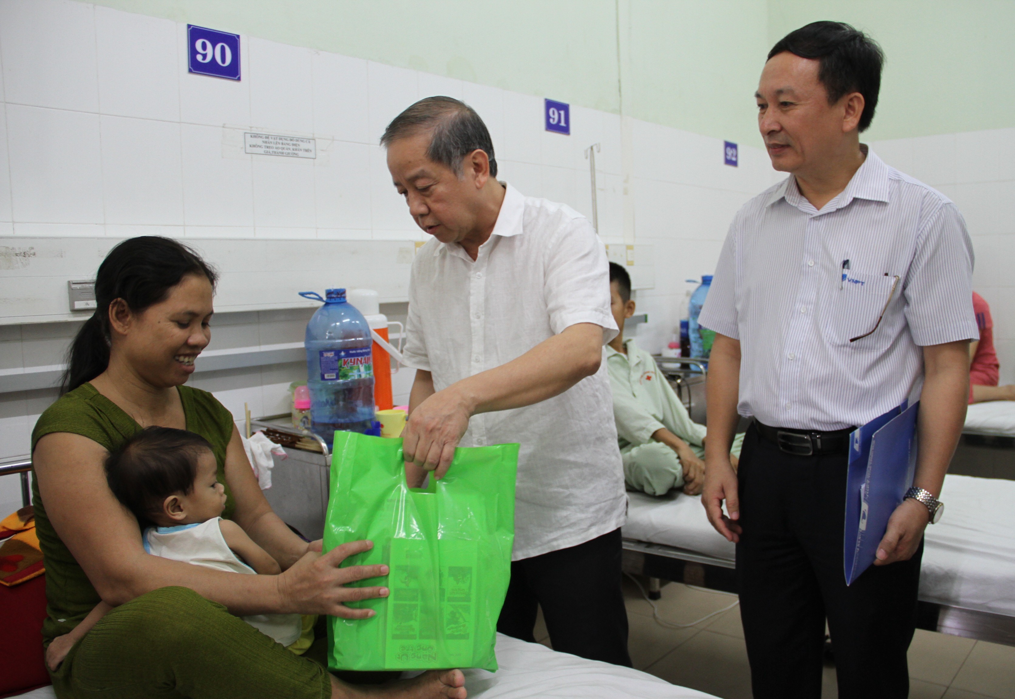 Chủ tịch UBND tỉnh Phan Ngọc Thọ thăm, tặng quà bệnh nhi tại Bệnh viện Trung ương Huế