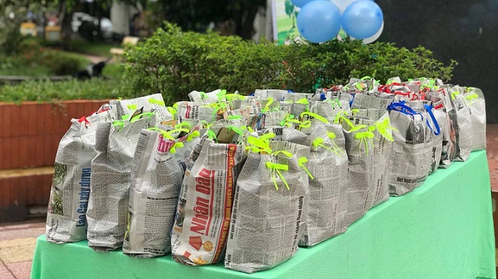 Túi đựng quà làm từ giấy báo