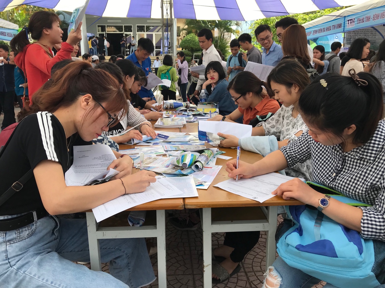 Hơn 1 600 sinh viên Trường ĐH Y Dược tham gia ngày hội tư vấn, tuyển dụng việc làm