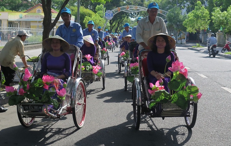 Lan tỏa áo dài tím Huế