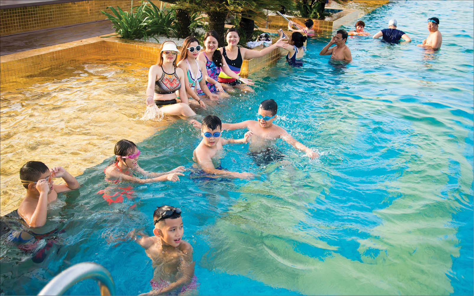 Rộn ràng bể bơi