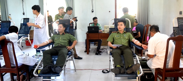 100 cán bộ, chiến sĩ công an tỉnh hiến máu nhân đạo