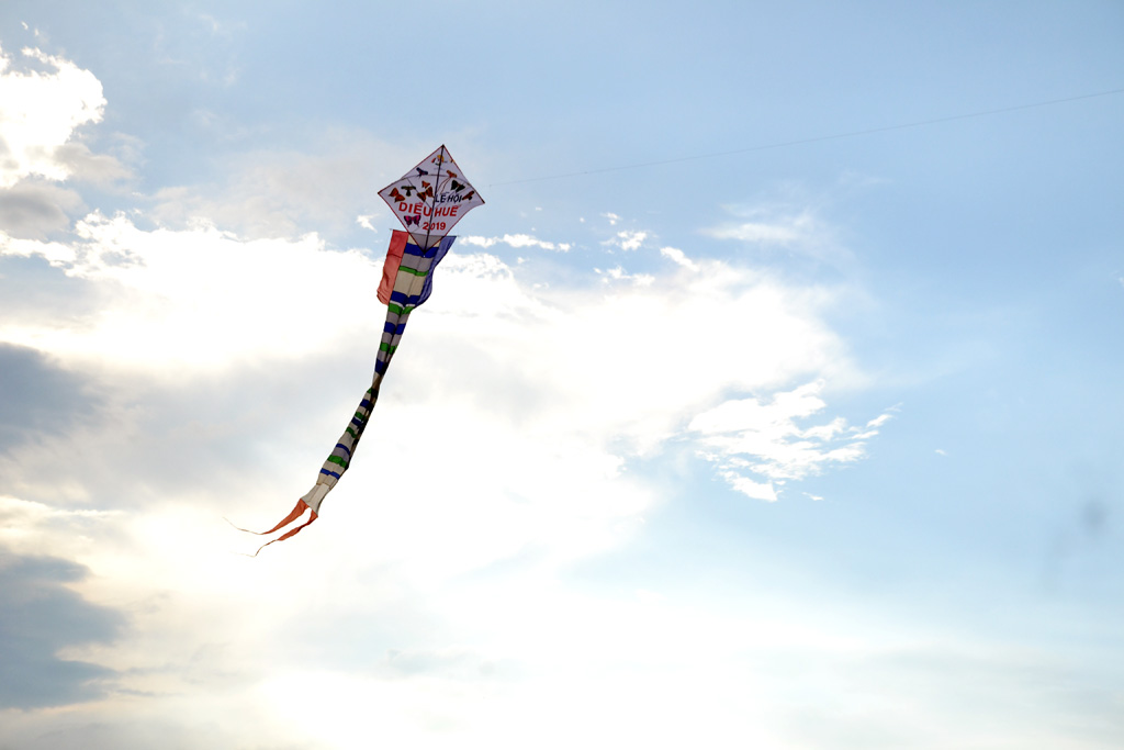 Quảng trường Ngọ Môn sôi động với biểu diễn thả diều nghệ thuật