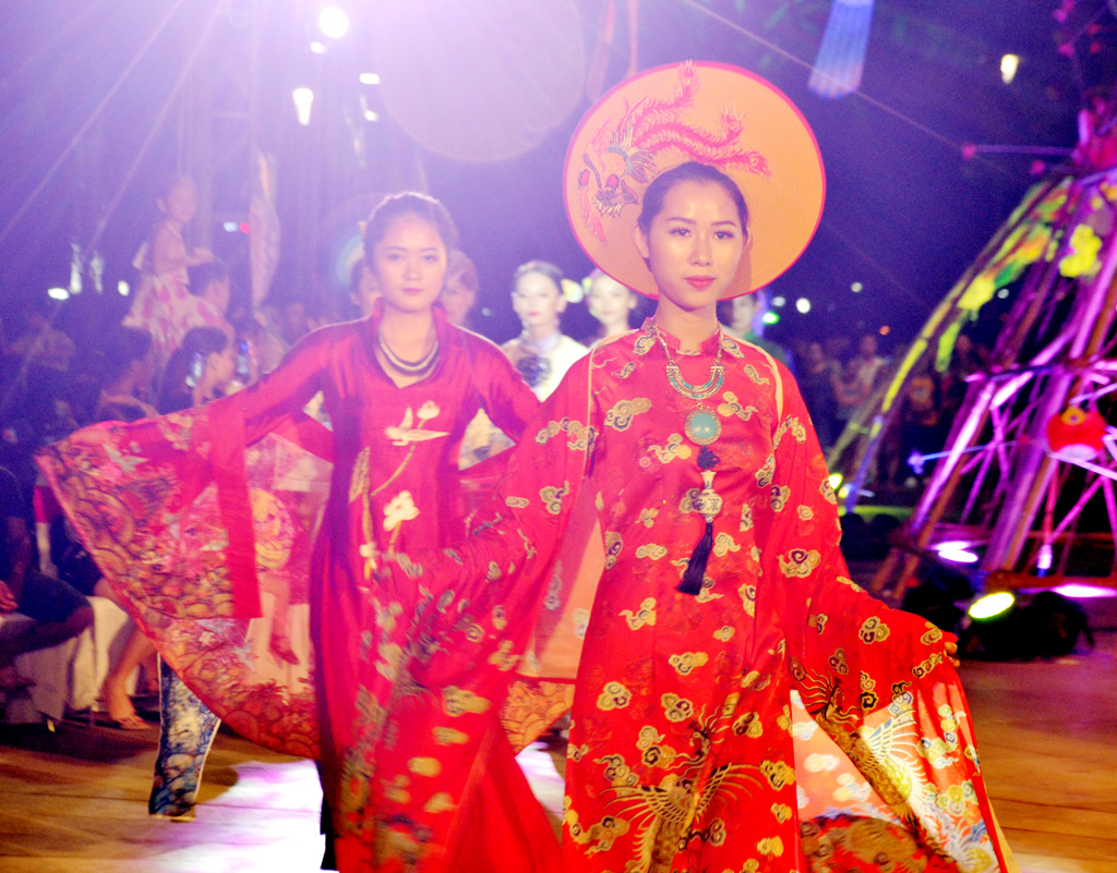 Kite images on the ao dai