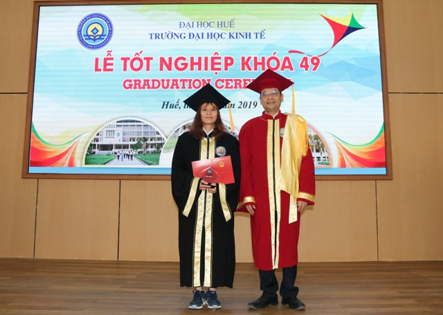 Trường ĐH Kinh tế trao bằng cho hơn 600 tân cử nhân