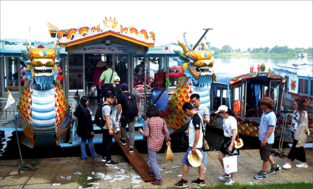 Khẩn cấp xử lý tình trạng xả chất thải trực tiếp xuống sông Hương