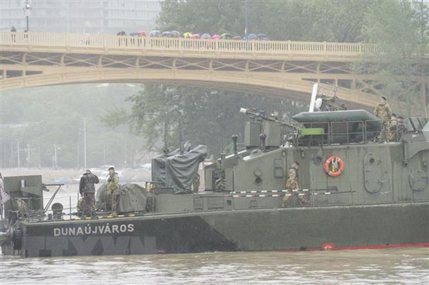 Hungary bắt đầu trục vớt du thuyền bị đắm trên sông Danube