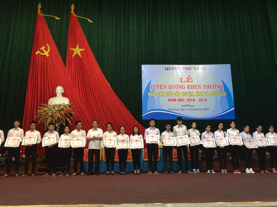 Phú Vang khen thưởng 690 học sinh giỏi các cấp