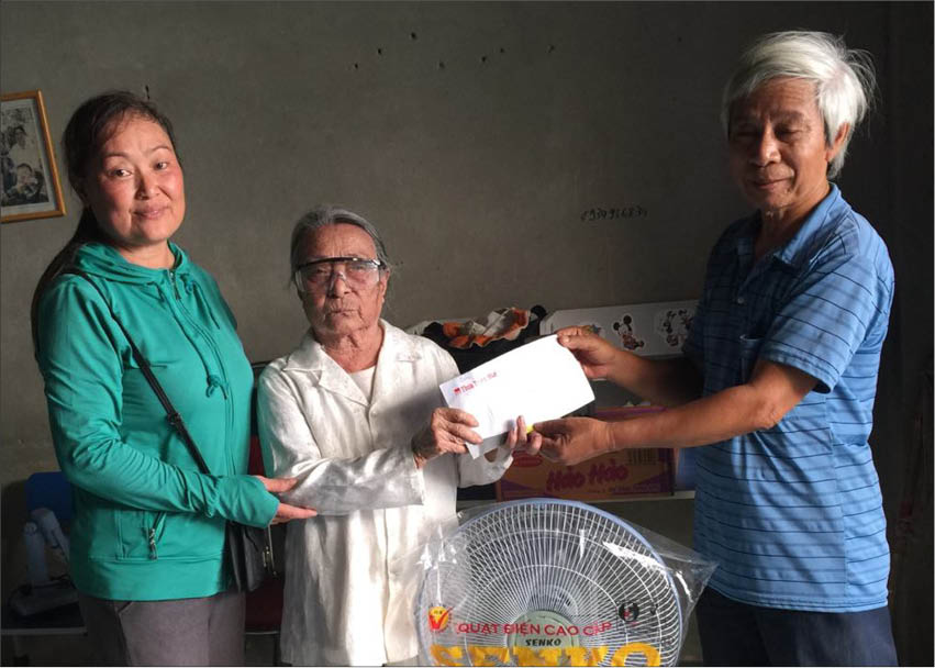 Trao quà, tiền hỗ trợ cụ Hồ Thị Ái Bảy