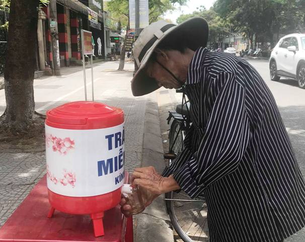Mát lòng nước uống miễn phí trên đường