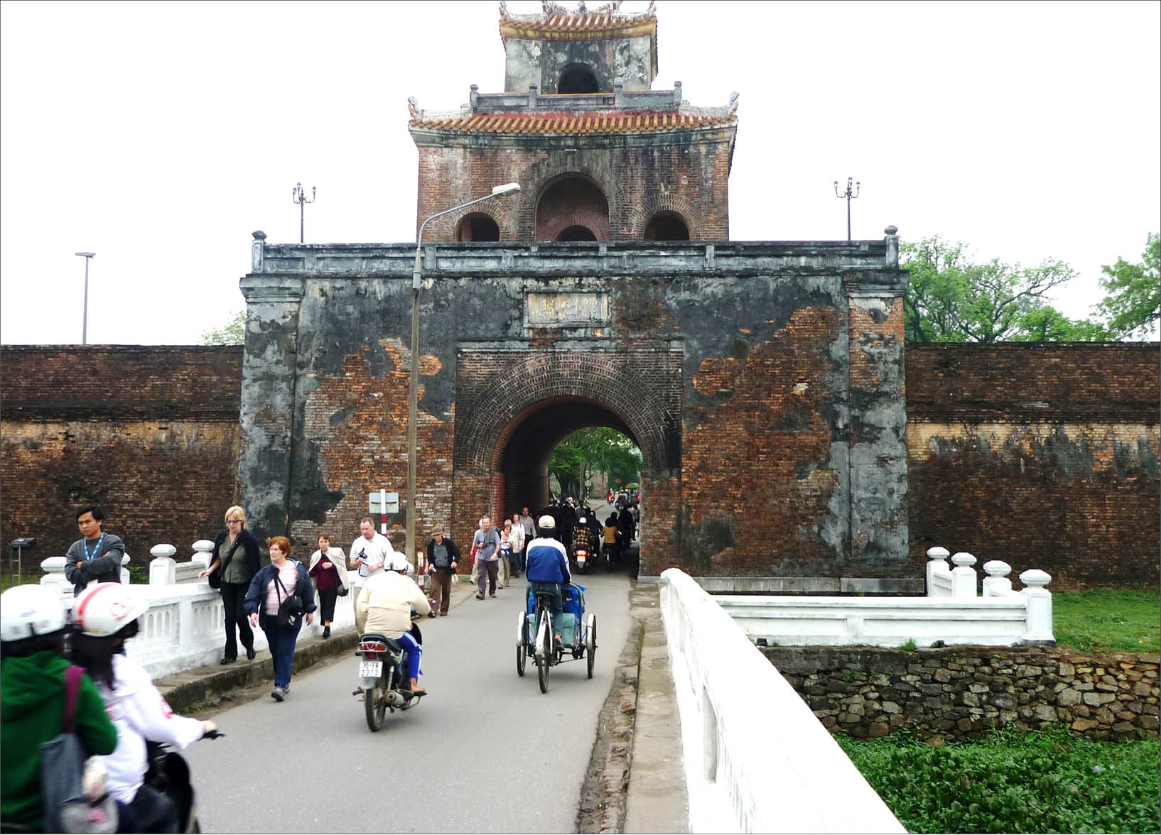 Nội thành bức bí giao thông khi lưu lượng xe lưu thông tăng