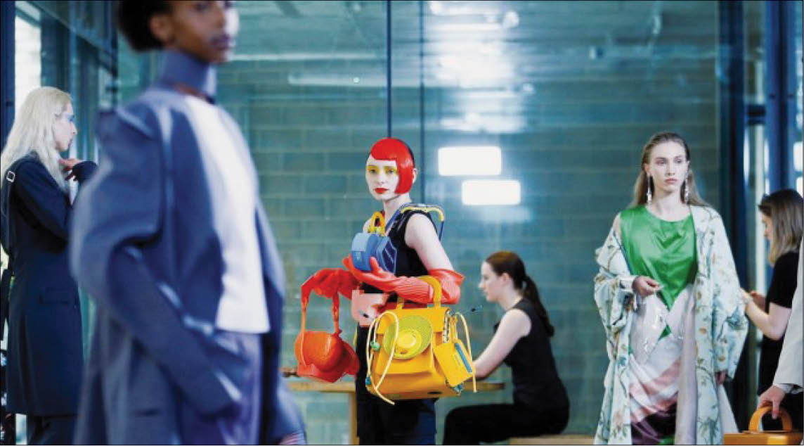 Sinh viên London trình diễn thời trang với các thiết kế thân thiện với môi trường