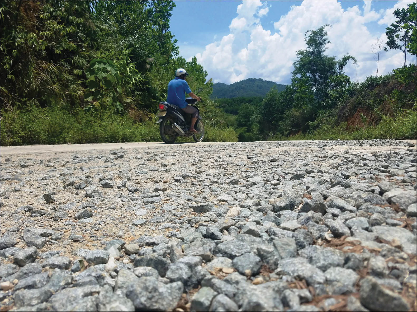 Đường vào khu tái định cư Cu Mực - Căn Hoa hỏng nặng