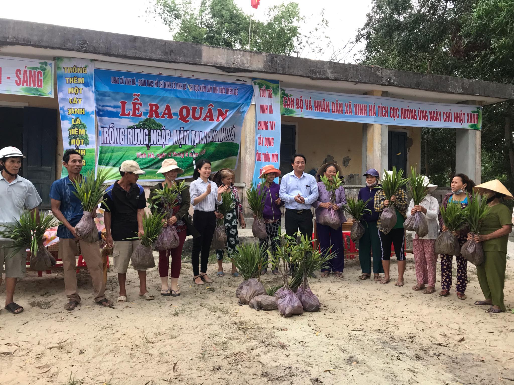 Vinh Hà ra quân trồng 10 ngàn cây rừng ngập mặn