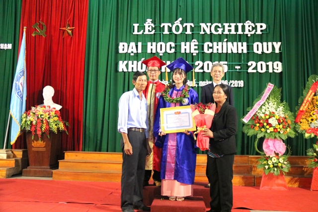 Hơn 1 170 sinh viên Trường ĐH Sư phạm tốt nghiệp