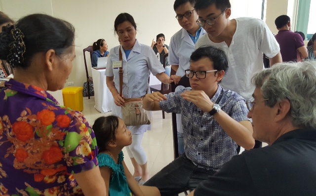 Examining and counseling for surgery for more than 200 cases of birth defects