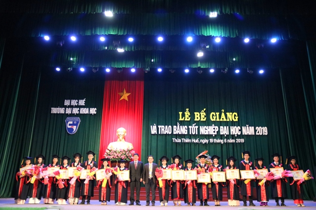 Trao bằng tốt nghiệp cho gần 730 sinh viên Trường ĐH Khoa học, Đại học Huế