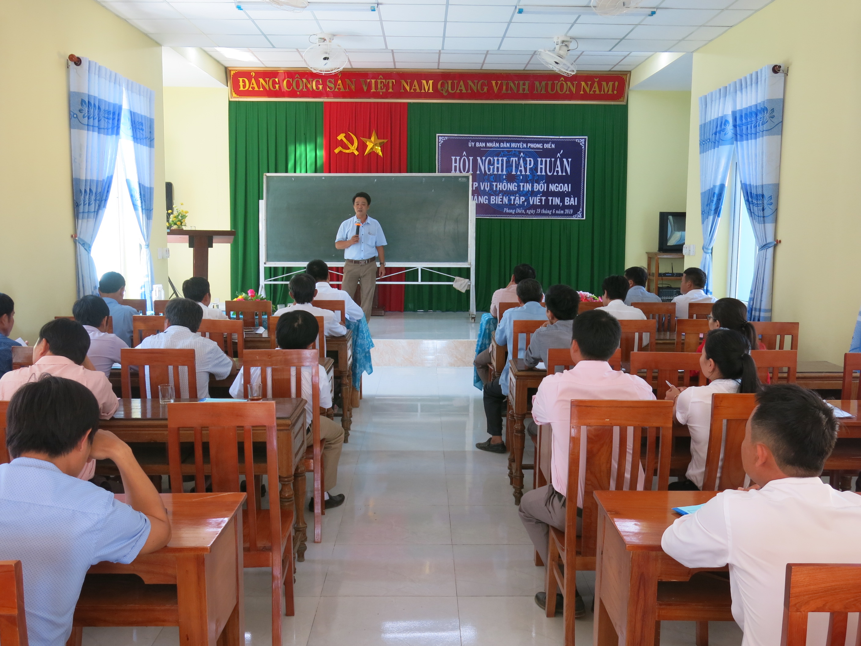 Phong Điền Tập huấn nghiệp vụ thông tin đối ngoại và kỹ năng biên tập, viết tin bài