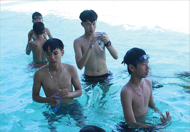 Dạy bơi cho trẻ miền quê
