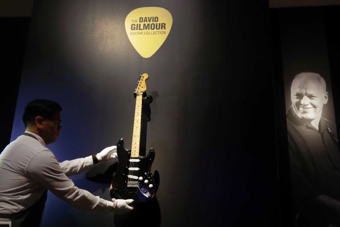 Cây đàn guitar của ban nhạc Pink Floyd có giá kỷ lục 4 triệu USD