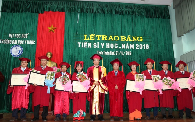 Hue College of Medicine and Pharmacy confers the medical doctoral degrees on eight doctoral graduates