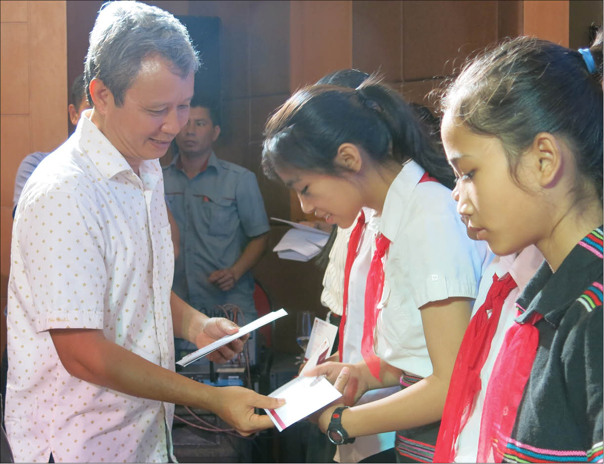 Hỗ trợ trẻ em dân tộc thiểu số phát triển
