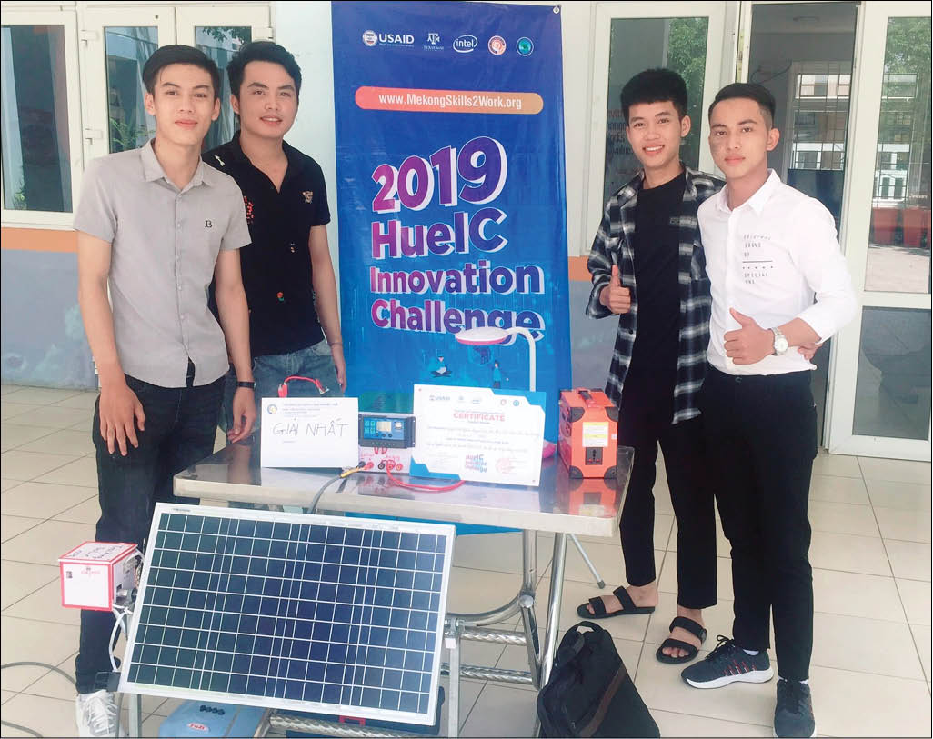 Nhóm bạn trẻ chế tạo thiết bị năng lượng mặt trời