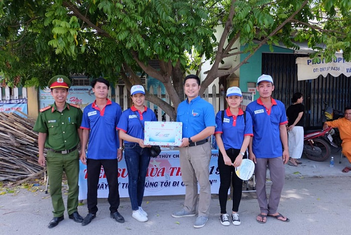 Thăm, tặng quà cho các tình nguyện viên tiếp sức mùa thi