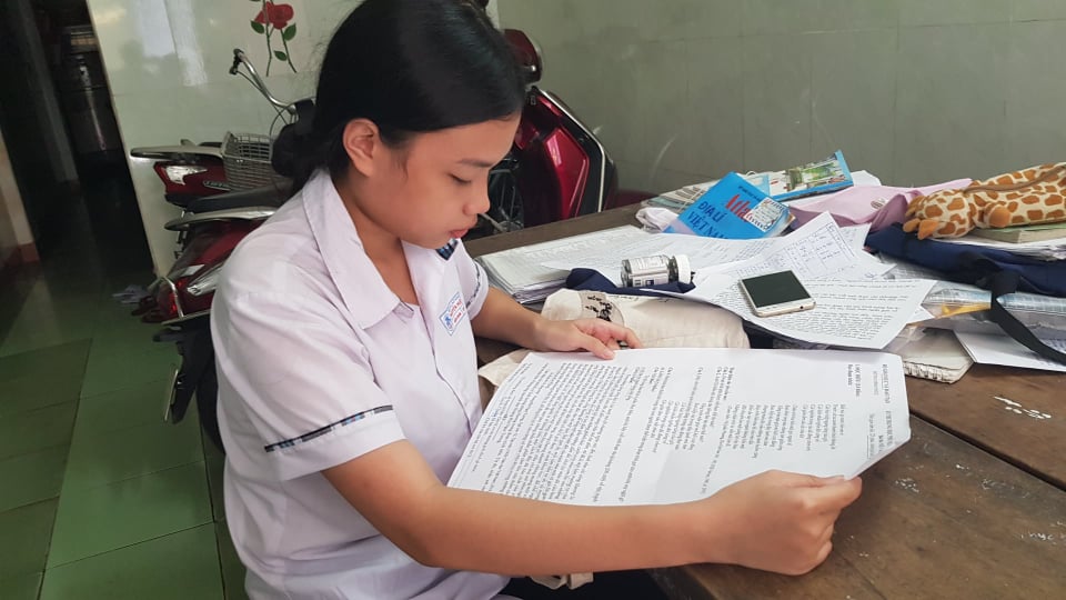 Nữ thí sinh và bộ đề thi đặc biệt