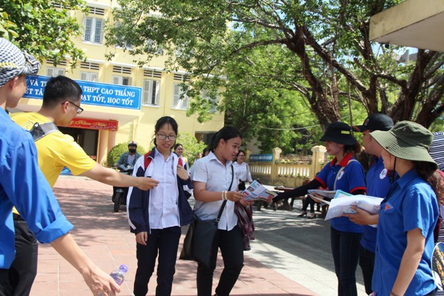 Tờ rơi lại bủa vây thí sinh và người nhà