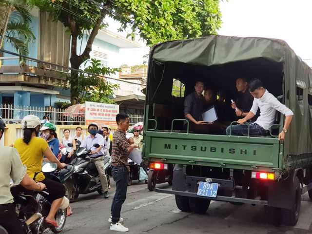 Xe thùng chở thí sinh chiến sĩ nghĩa vụ đi thi