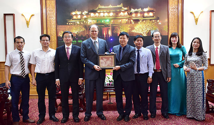 German Ambassador pays a courtesy visit to leaders of Provincial People s Committee to end his term in Vietnam