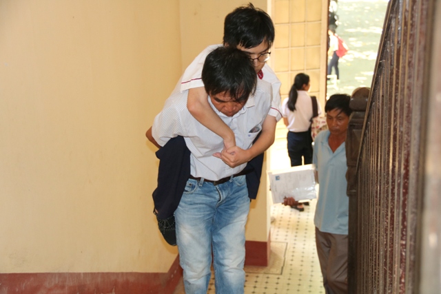 Xúc động tình cha con giữa trường thi