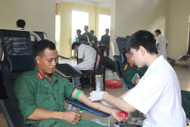 200 cán bộ, chiến sĩ Bộ Chỉ huy Quân sự tỉnh hiến máu tình nguyện