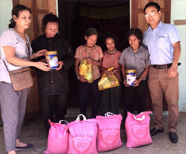 Trao quà cho các cụ cao niên neo đơn tại Nam Đông