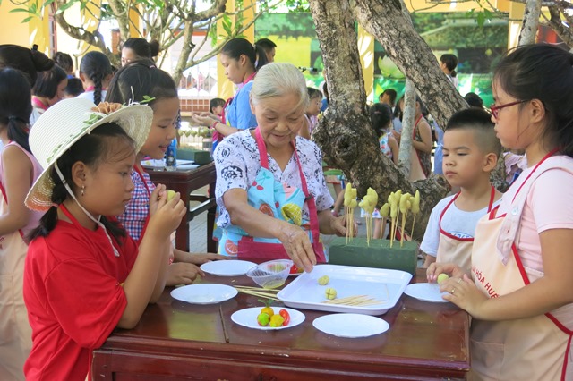 Thiếu nhi học làm bánh