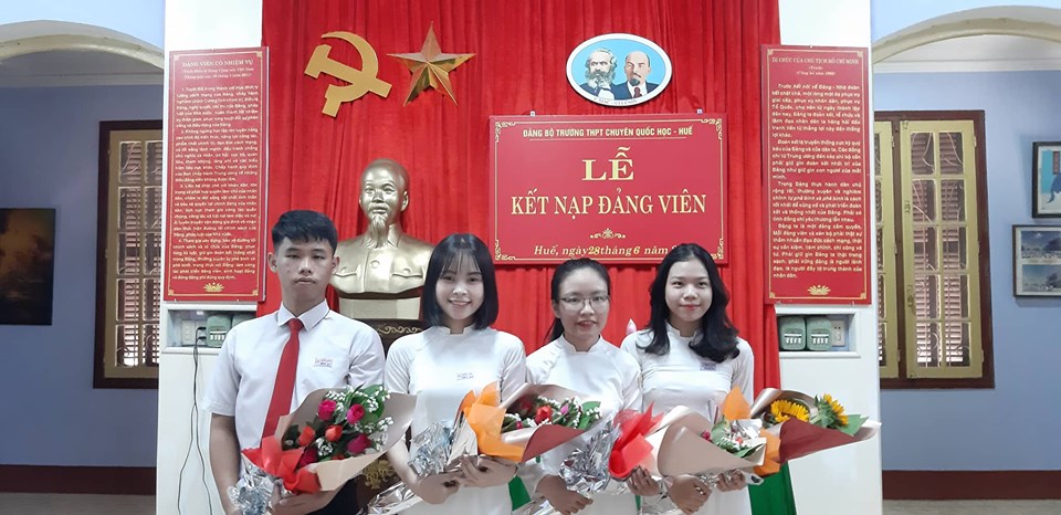12 đoàn viên ưu tú ở Trường THPT chuyên Quốc Học được kết nạp vào Đảng